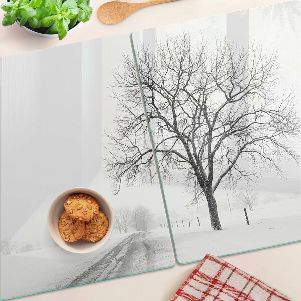 Schneidebrett mit Motiv einer winterlichen Landschaft und einem Baum