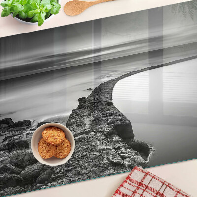 Schneidebrett Glas mit einer Küstenlandschaft in Grautönen