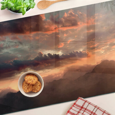 Schneidebrett Sonnenuntergang über den Bergen