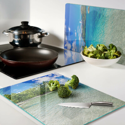 Glas schneidebrett Tropischer Strand mit azurblauem Wasser