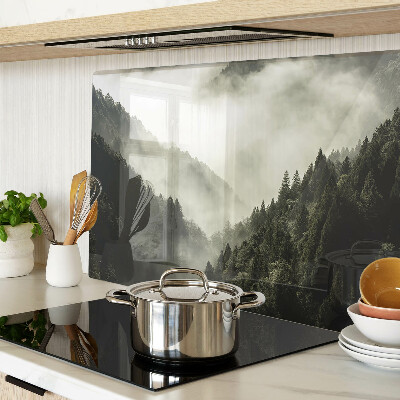 Schneidebrett Berglandschaft im Nebel