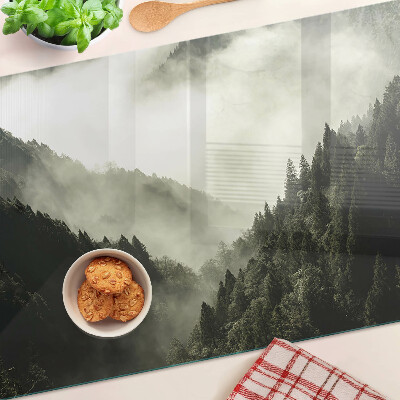 Schneidebrett mit Motiv einer Berglandschaft im Nebel
