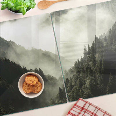 Schneidebrett mit Motiv einer Berglandschaft im Nebel