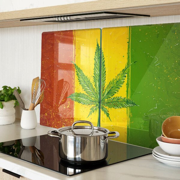 Glas-Schneidebrett mit Cannabisblatt auf farbigem Hintergrund