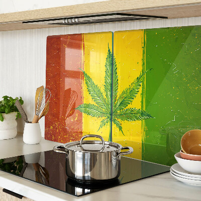 Glas schneidebrett Cannabisblatt auf farbigem Hintergrund