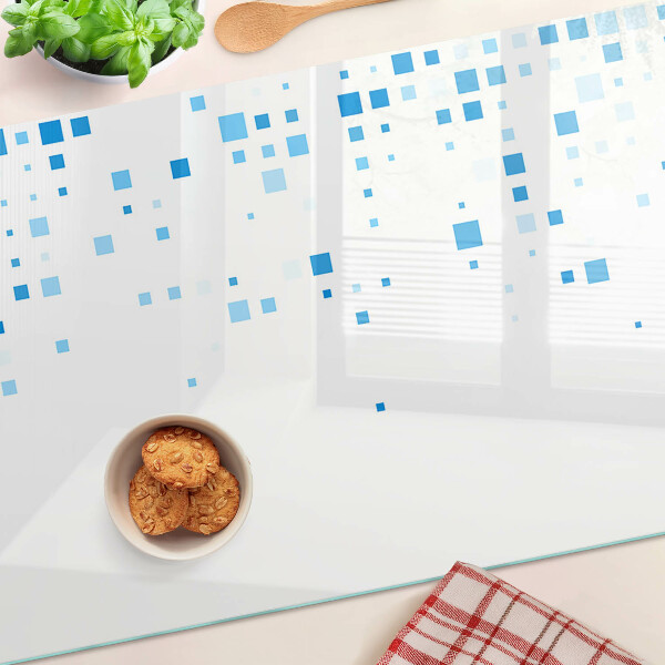 Glas-Schneidebrett mit blauem Quadratmuster auf weißem Hintergrund