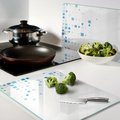 Glas-Schneidebrett mit blauem Quadratmuster auf weißem Hintergrund