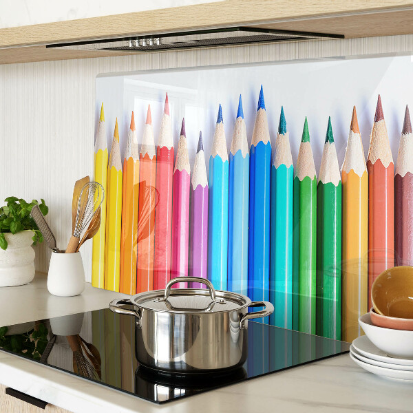 Schneidebrett glas Buntstifte in einer Reihe