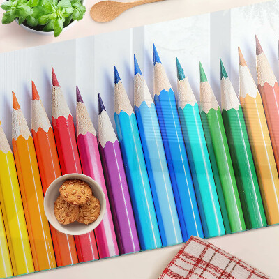 Schneidebrett glas Buntstifte in einer Reihe