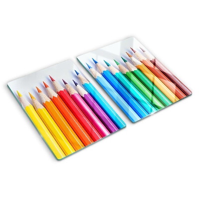 Schneidebrett Glas mit farbigen Stiften nebeneinander angeordnet