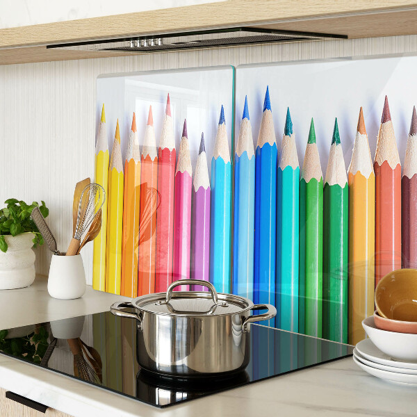 Schneidebrett glas Buntstifte in einer Reihe