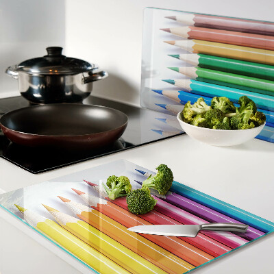 Schneidebrett glas Buntstifte in einer Reihe