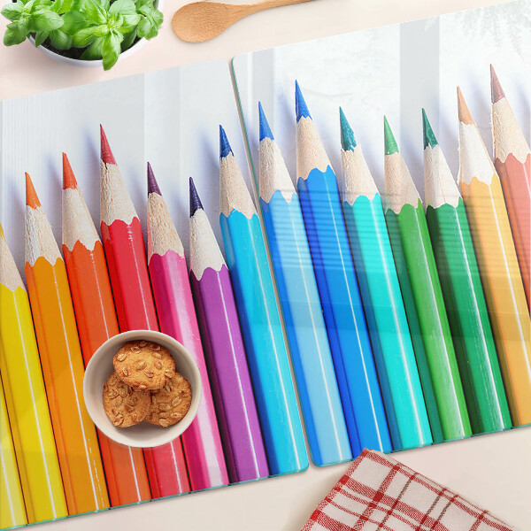 Schneidebrett glas Buntstifte in einer Reihe