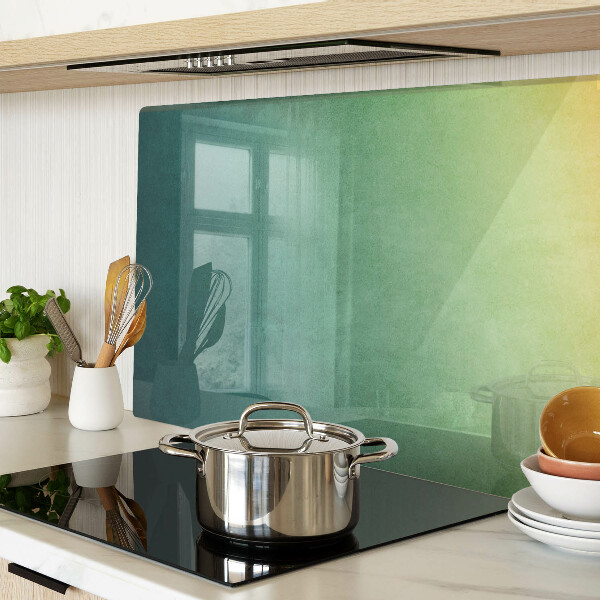 Schneidebrett mit einem Muster aus Gradientenreflexionen im Fenster