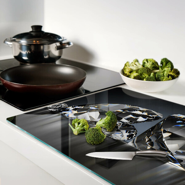 Schneidebrett Glas mit Diamanten auf schwarzem Hintergrund