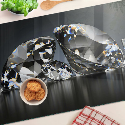 Schneidebrett Glas mit Diamanten auf schwarzem Hintergrund