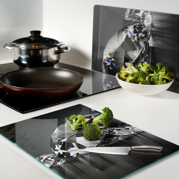 Schneidebrett glas Diamanten auf schwarzem Hintergrund