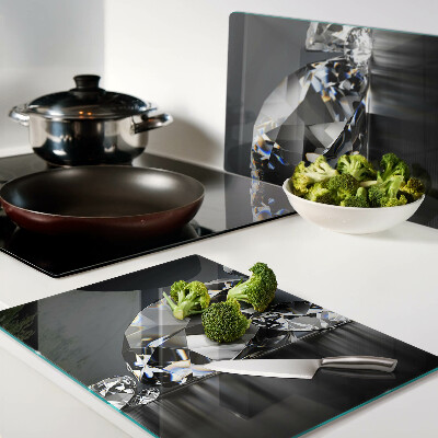 Schneidebrett Glas mit Diamanten auf schwarzem Hintergrund