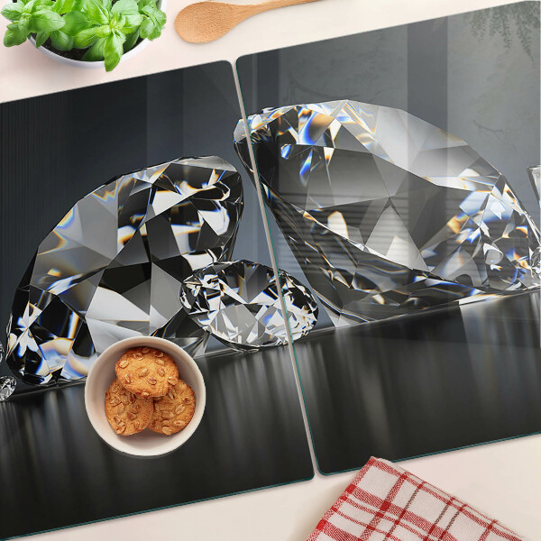 Schneidebrett Glas mit Diamanten auf schwarzem Hintergrund