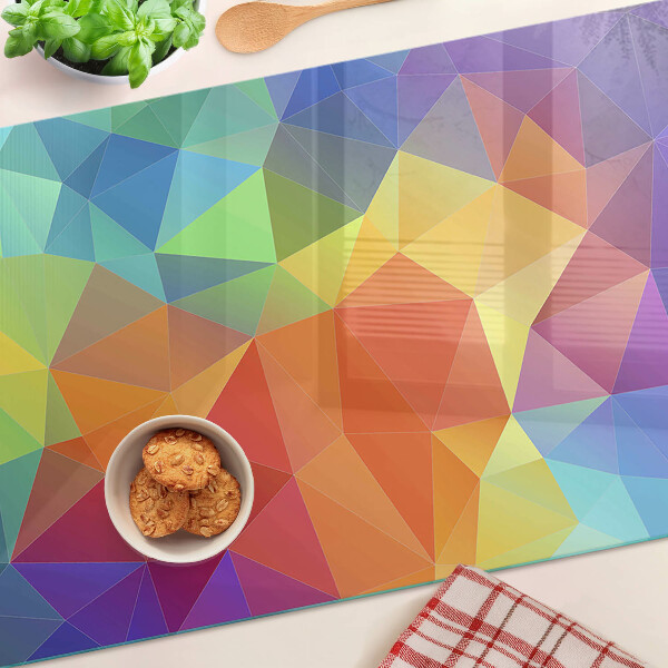 Schneidebrett mit geometrischem Muster aus farbigen Dreiecken