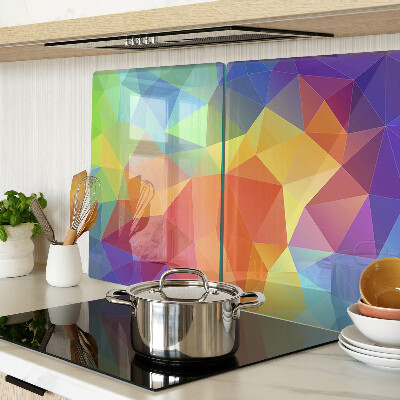 Schneidebrett mit geometrischem Muster aus farbigen Dreiecken