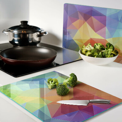 Schneidebrett mit geometrischem Muster aus farbigen Dreiecken