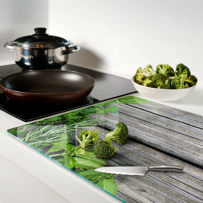 Glas schneidebrett Grüne Kräuter auf Holzgrund