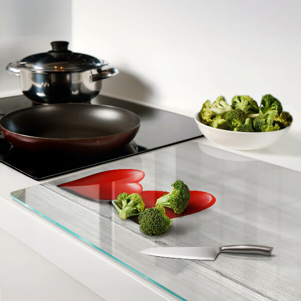 Schneidebrett mit rotem Herzmotiv auf Holzoptik