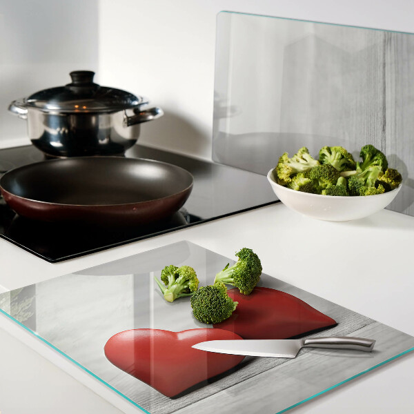 Schneidebrett mit rotem Herzmotiv auf Holzoptik