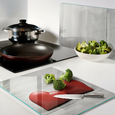 Schneidebrett mit rotem Herzmotiv auf Holzoptik