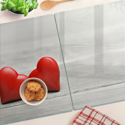 Schneidebrett mit rotem Herzmotiv auf Holzoptik