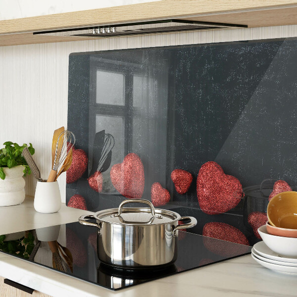 Schneidebrett Glas mit rotem Herzmuster auf dunklem Hintergrund