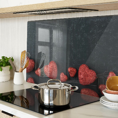 Schneidebrett Glas mit rotem Herzmuster auf dunklem Hintergrund