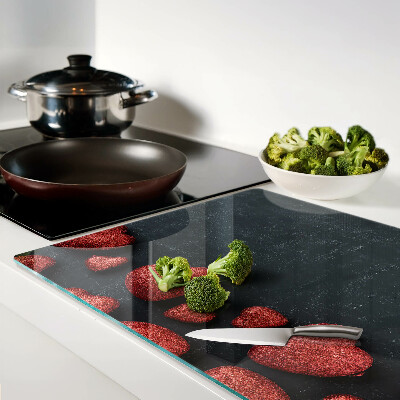 Schneidebrett Glas mit rotem Herzmuster auf dunklem Hintergrund