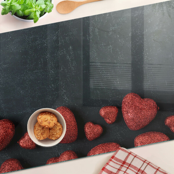 Schneidebrett Glas mit rotem Herzmuster auf dunklem Hintergrund