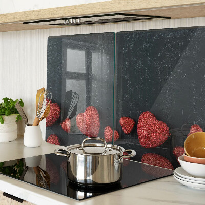 Schneidebrett Glas mit rotem Herzmuster auf dunklem Hintergrund