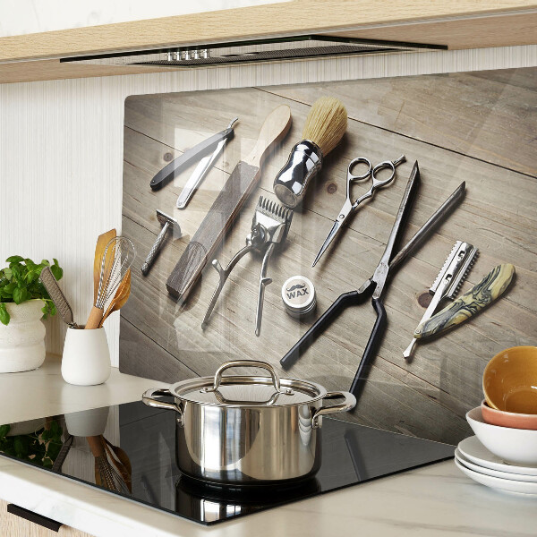 Glas-Schneidebrett mit Friseurwerkzeugen auf Holzoptik