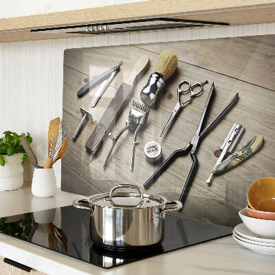 Glas-Schneidebrett mit Friseurwerkzeugen auf Holzoptik