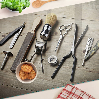 Glas schneidebrett Friseurwerkzeuge auf Holzgrund