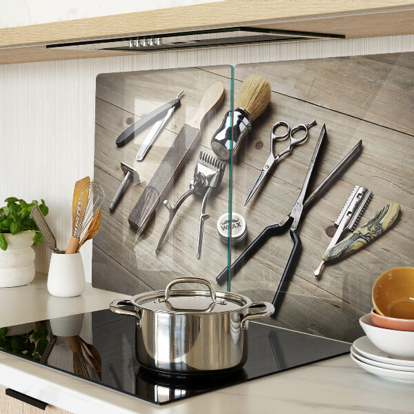 Glas schneidebrett Friseurwerkzeuge auf Holzgrund