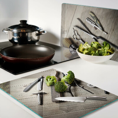 Glas schneidebrett Friseurwerkzeuge auf Holzgrund