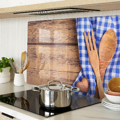 Schneidebrett mit Holzaccessoires im Küchenthema