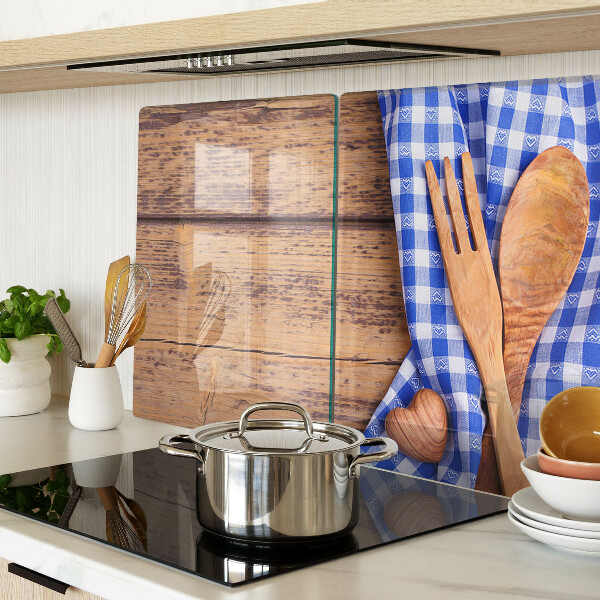 Schneidebrett mit Holzaccessoires im Küchenthema