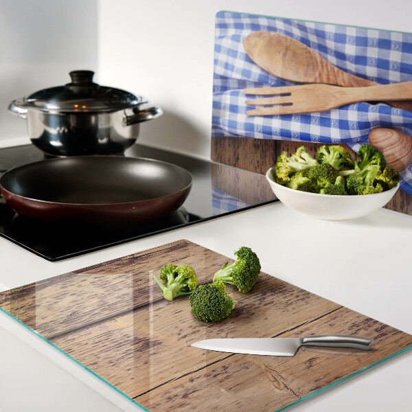 Schneidebrett mit Holzaccessoires im Küchenthema