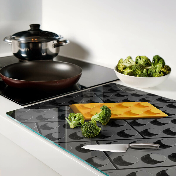 Glas schneidebrett LEGO-Steine ​​auf schwarzem Hintergrund