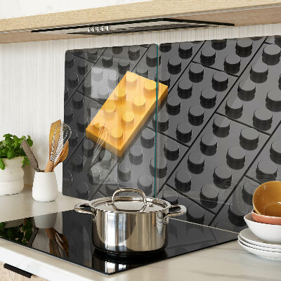 Glas schneidebrett LEGO-Steine ​​auf schwarzem Hintergrund