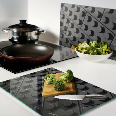 Glas schneidebrett LEGO-Steine ​​auf schwarzem Hintergrund