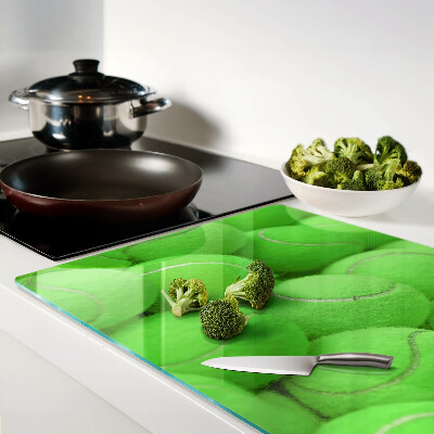 Schneidebrett Tennisbälle auf grünem Hintergrund