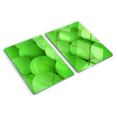 Schneidebrett Tennisbälle auf grünem Hintergrund