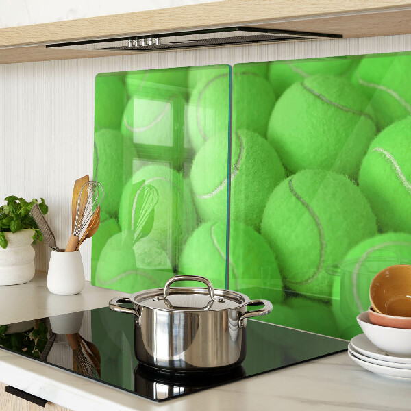 Schneidebrett Tennisbälle auf grünem Hintergrund